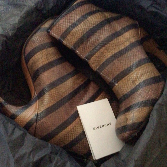 Givenchy Patch.Ayer’s boot, 38.5 - Picture 3 of 16